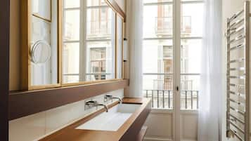 Amenidades de baño gratuitas, secadora de cabello, toallas