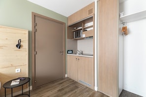 Fridge, microwave, stovetop, coffee/tea maker