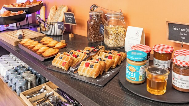A buffet with waffles, pastries, and jars of spreads. - Appart'City Confort Marseille Centre Prado Velodrome (Marseille)