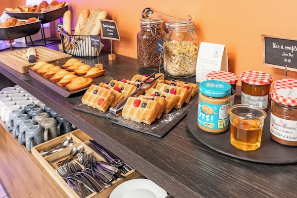Daily buffet breakfast (EUR 13.9 per person)