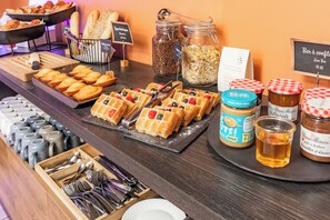 Un bufé con diferentes alimentos y salsas.
