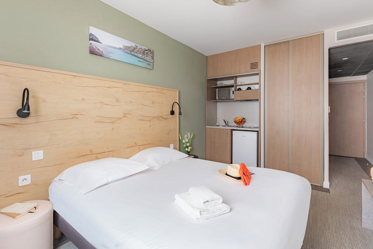 1 bedroom, premium bedding, in-room safe, desk