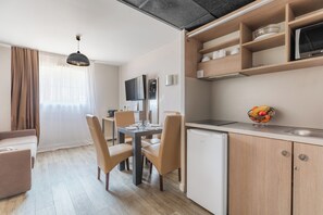 Apartamento | Cozinha privada | Geladeira, micro-ondas, cooktop, cafeteira/chaleira
