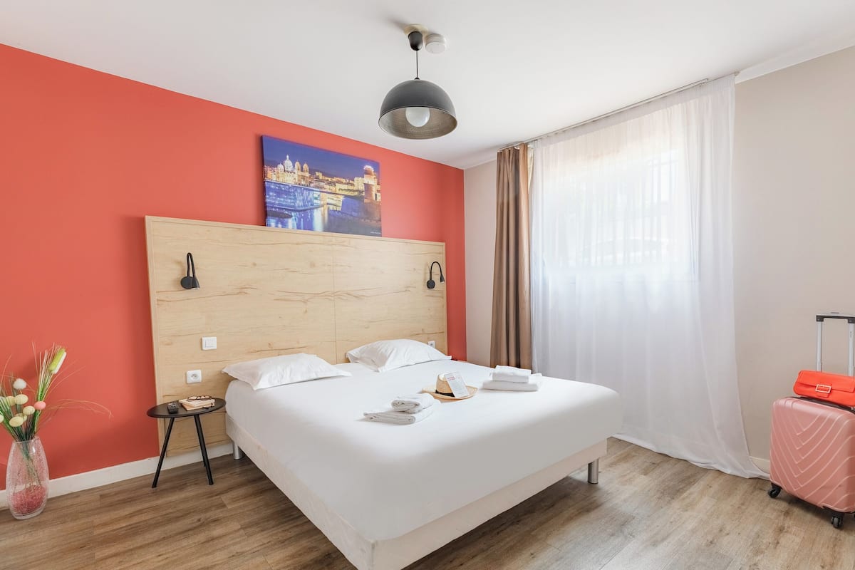 Apartment | Premium bedding, in-room safe, desk, soundproofing