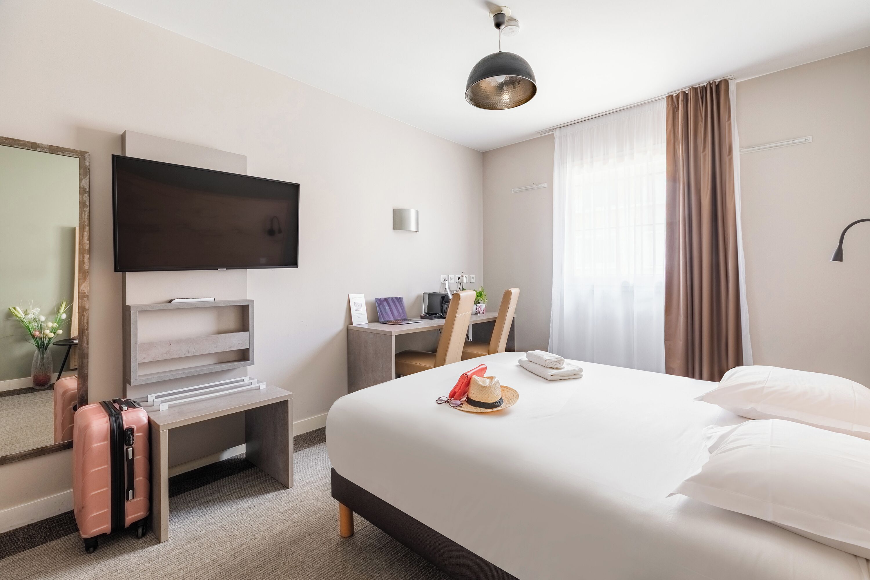 Studio, 1 tweepersoonsbed | Luxe beddengoed, een kluis op de kamer, een bureau, geluiddichte muren