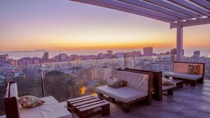 Una piscina al aire libre, sillones reclinables de piscina