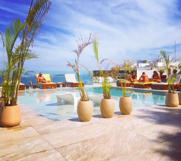 Kolam renang outdoor, dengan kursi berjemur