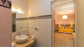 Chambre Quadruple Standard | Salle de bain
