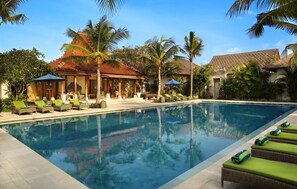 Outdoor pool, pool umbrellas, sun loungers - Sudamala Resort, Sanur (Denpasar)