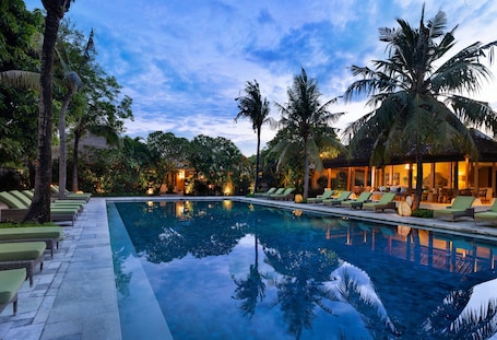 Outdoor pool, pool umbrellas, sun loungers