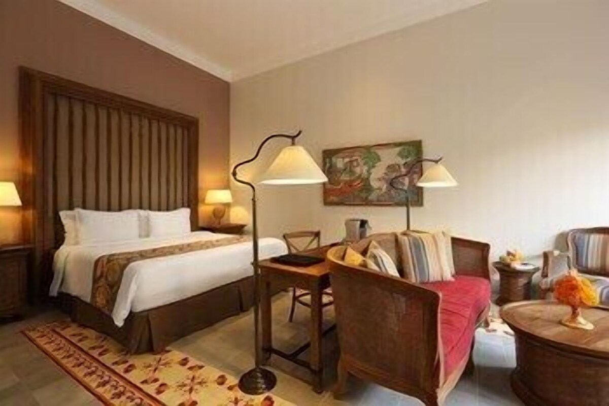 Premium bedding, minibar, in-room safe, desk