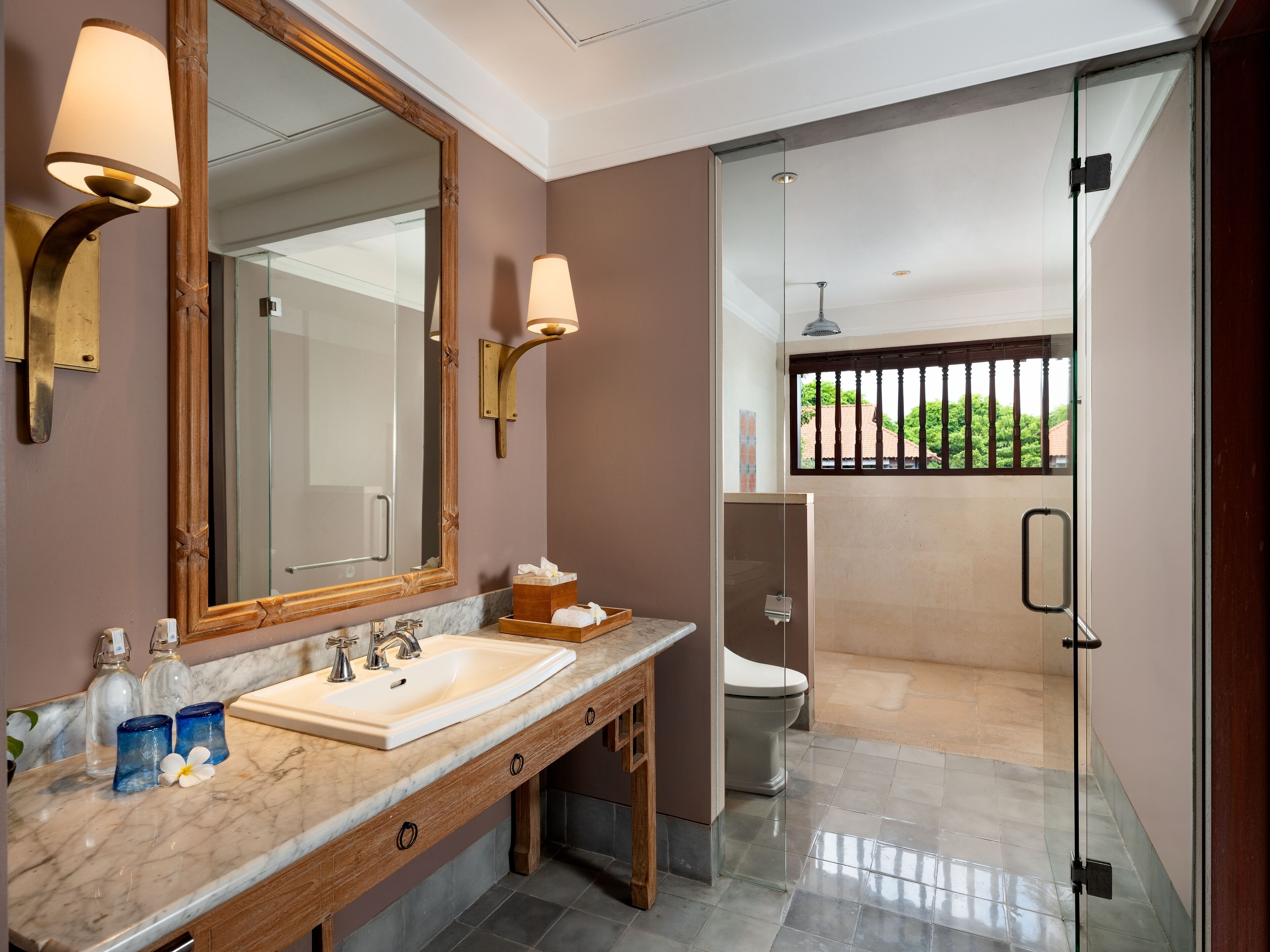 deluxe suite | bathroom | separate bathtub and shower, free toiletries, hair dryer, slippers