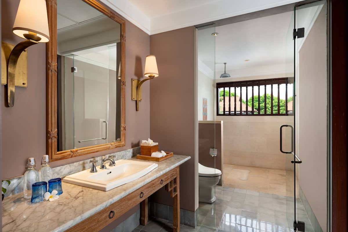 deluxe suite | bathroom | separate bathtub and shower, free toiletries, hair dryer, slippers