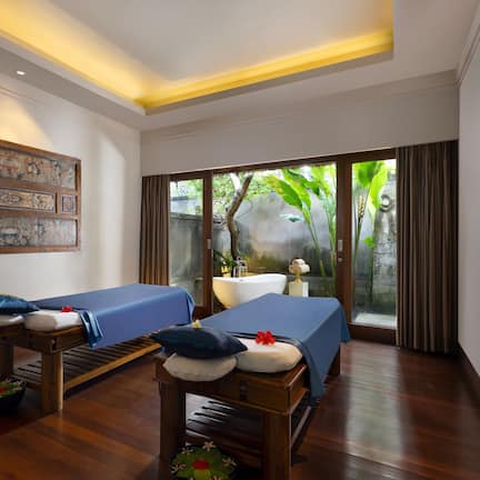 Couples treatment rooms, body treatments, aromatherapy, body wraps