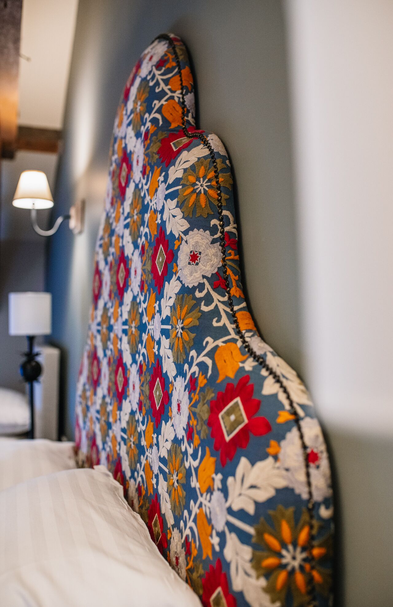 Una cama con un cabecero llamativo de estampado floral.
