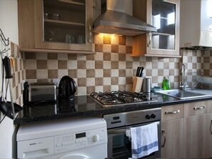 Refrigerador con congelador, parrilla de estufa y cafetera y tetera 