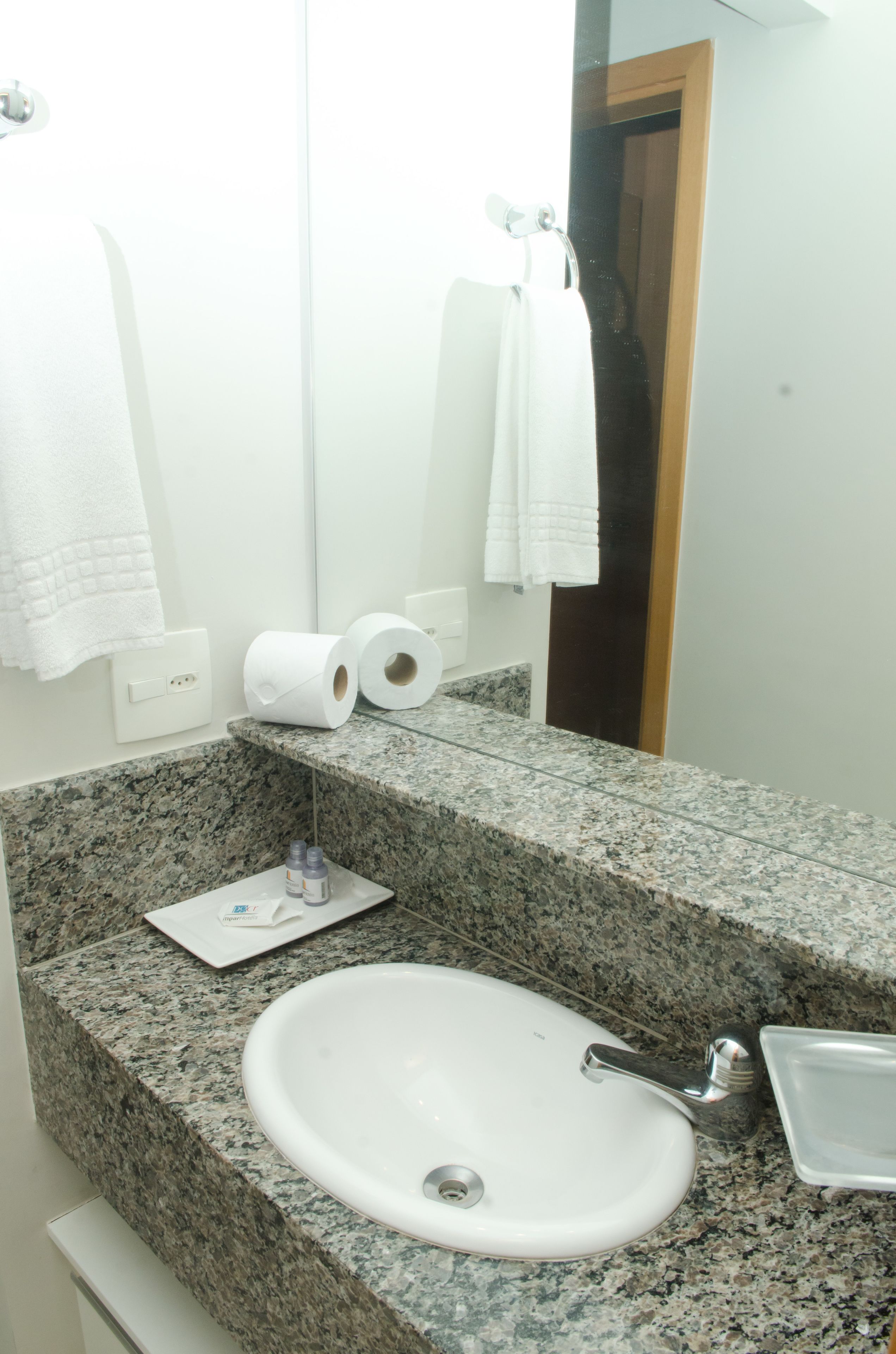 deluxe twin room | bathroom sink