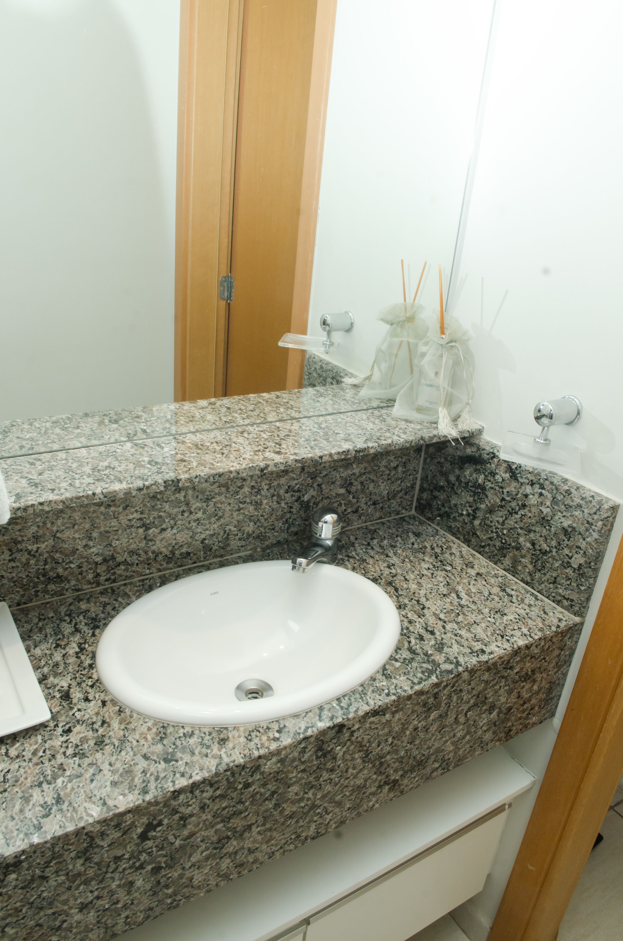 deluxe double room | bathroom sink