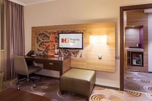 Suite, 1 kingsize bed, uitzicht op stad | Woonruimte | Een 32-inch lcd-televisie met kabelzenders en een televisie