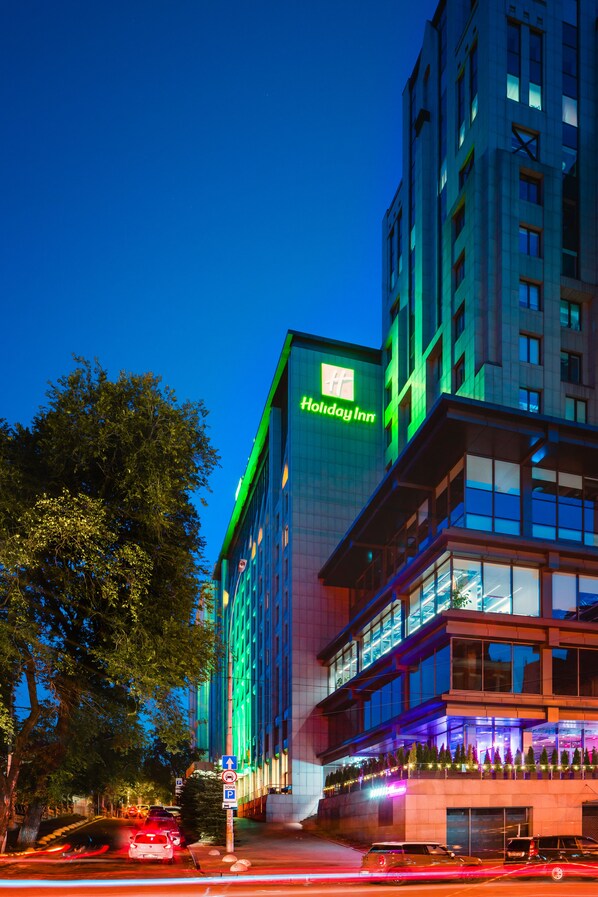 Fassade der Unterkunft – Abend/Nacht