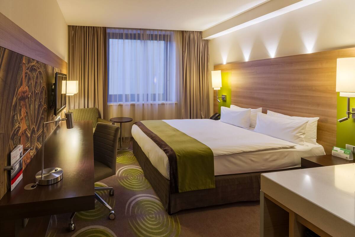 In-room safe, desk, laptop workspace, soundproofing