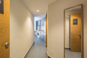 1 室のベッドルーム、セーフティボックス (室内)、デスク、アイロン / アイロン台
