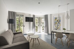 1 غرفة نوم وخزنة داخل الغرفة ومكتب ومكواة/لوح كي