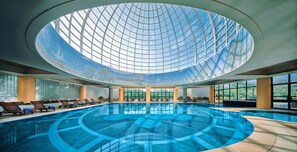 Indendørs pool, sæsonbestemt udendørs pool, parasoller, liggestole