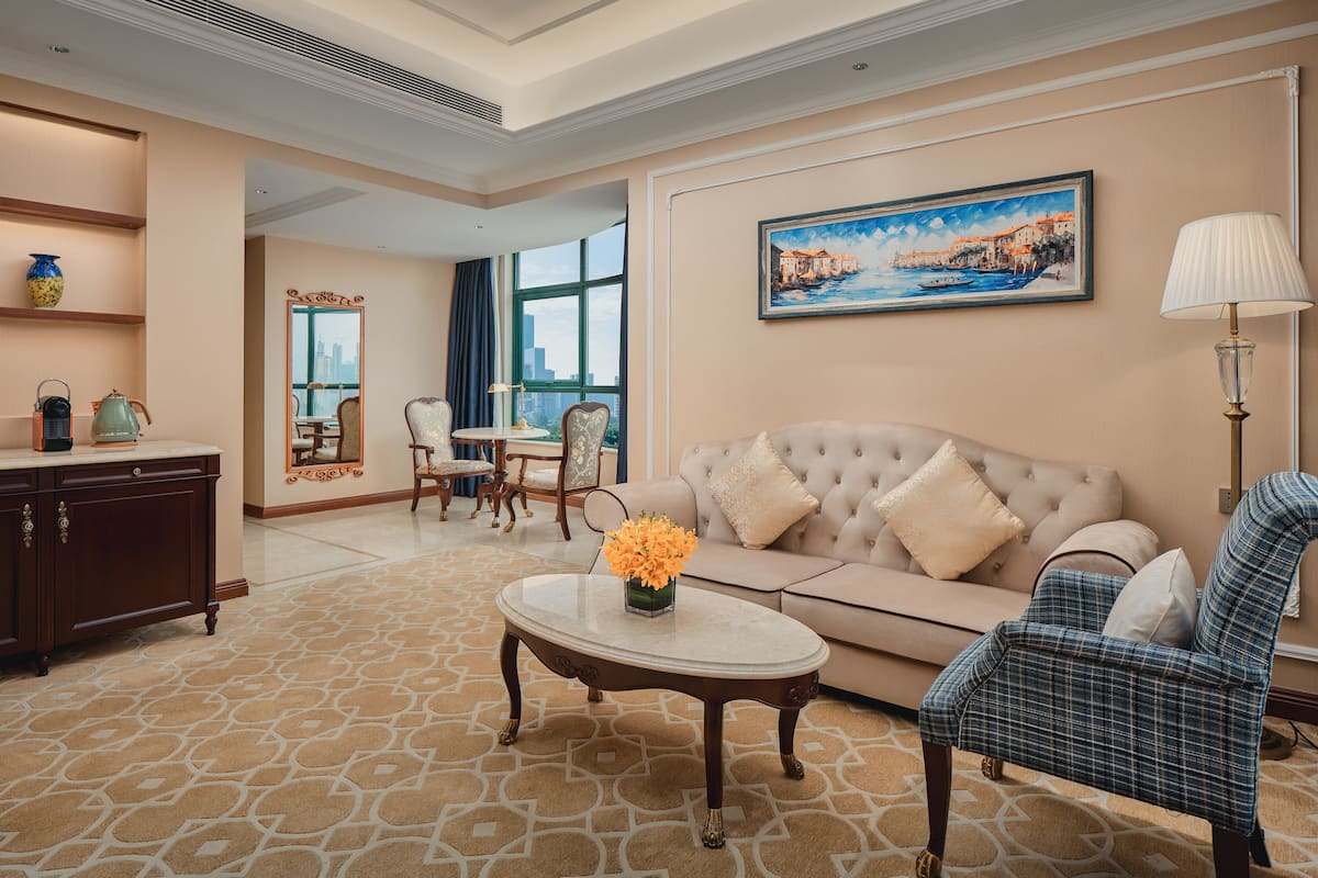 1 bedroom, premium bedding, minibar, in-room safe