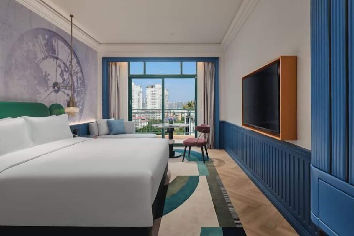 1 bedroom, premium bedding, minibar, in-room safe
