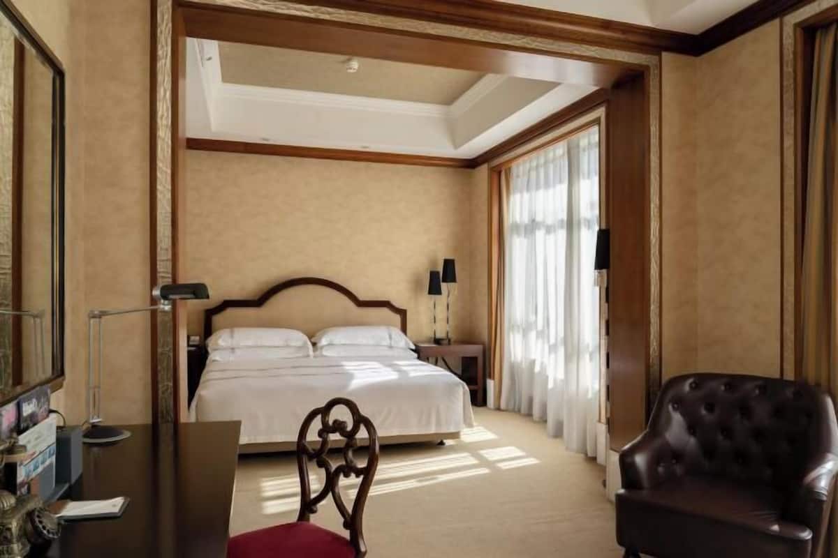 1 bedroom, premium bedding, minibar, in-room safe