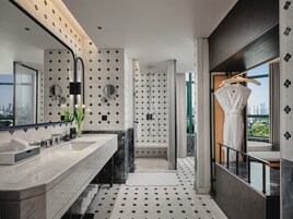 Suite, 1 habitación (Powder Room) | Baño | Artículos de higiene personal gratuitos, secador de pelo y albornoces