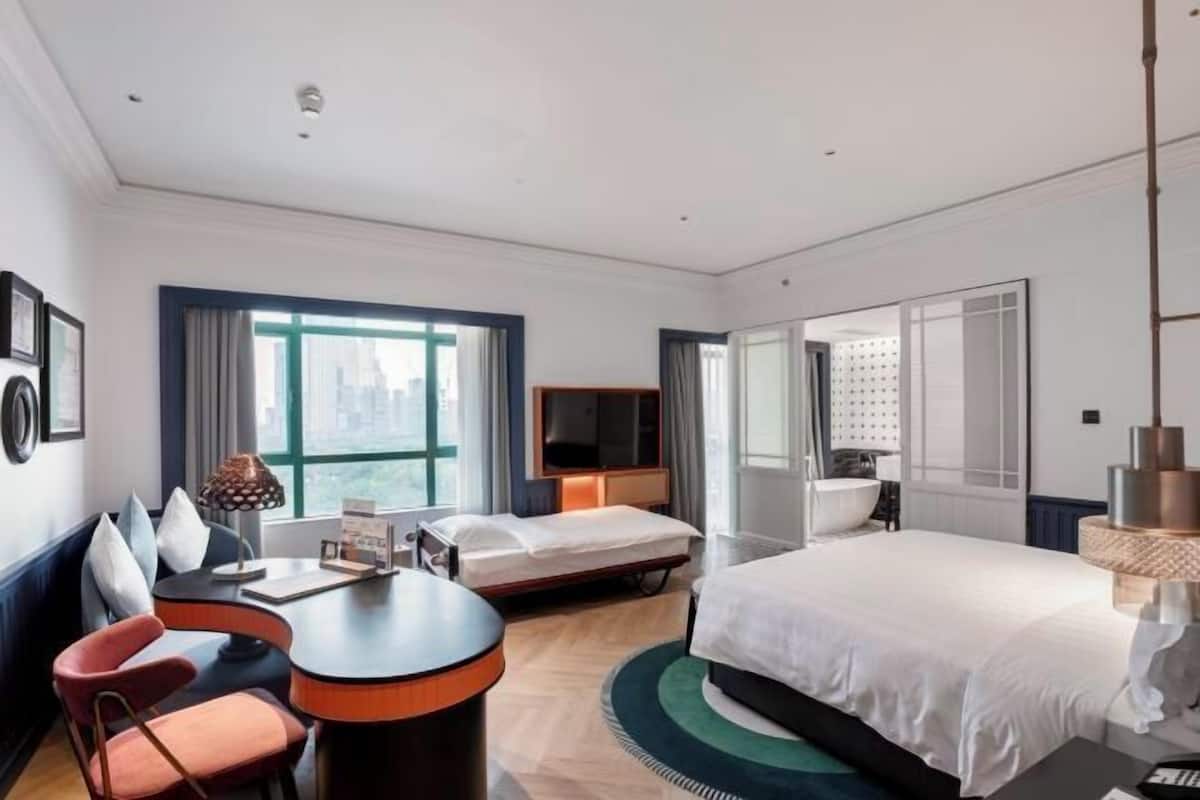 1 bedroom, premium bedding, minibar, in-room safe