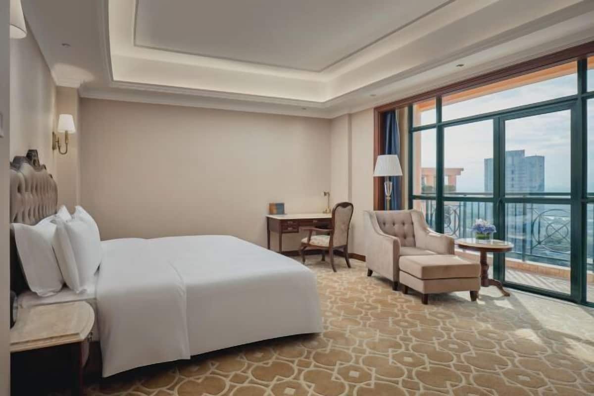 1 bedroom, premium bedding, minibar, in-room safe