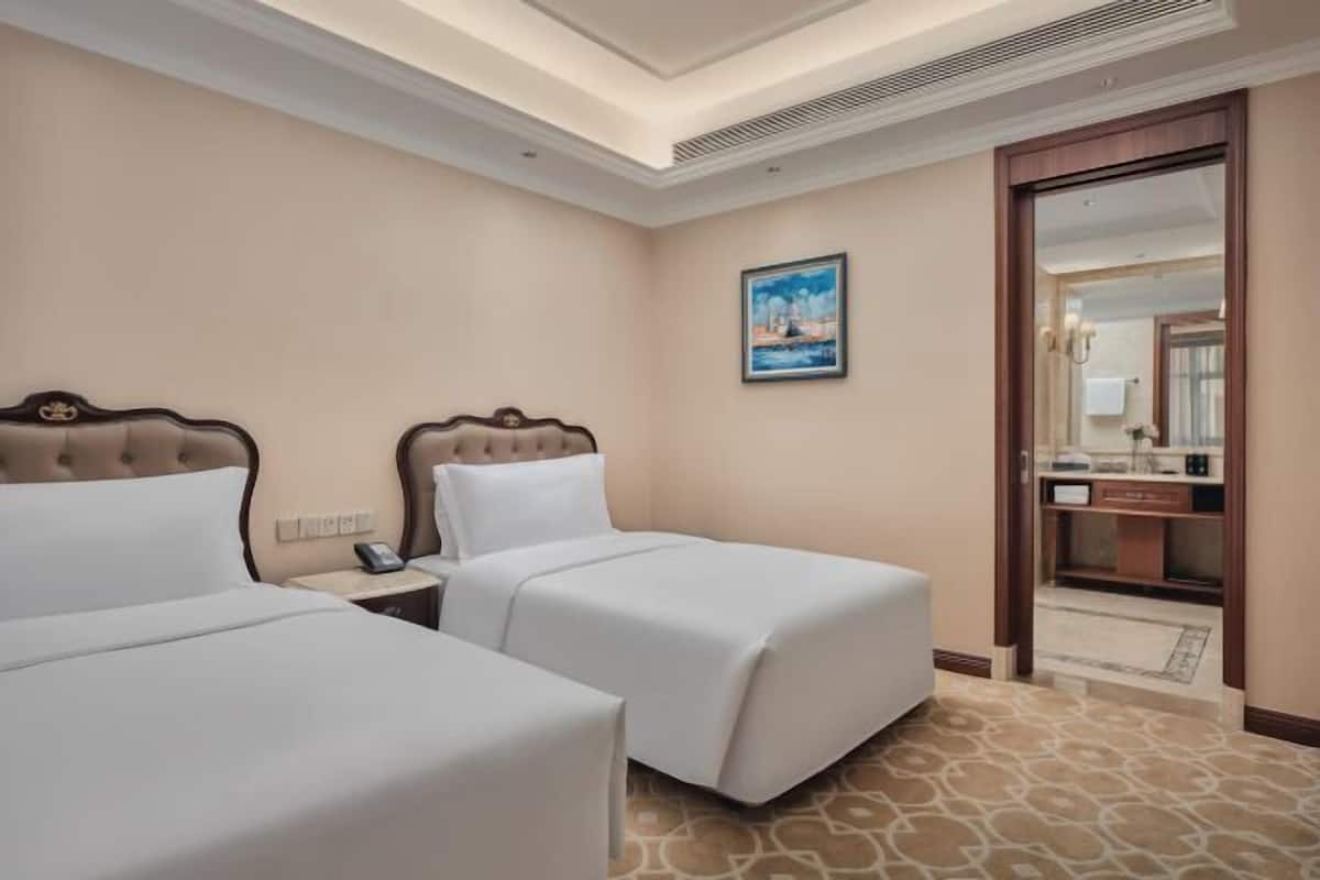 1 bedroom, premium bedding, minibar, in-room safe