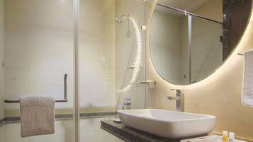 Superior Twin Room | Bathroom | Shower, free toiletries, hair dryer, slippers