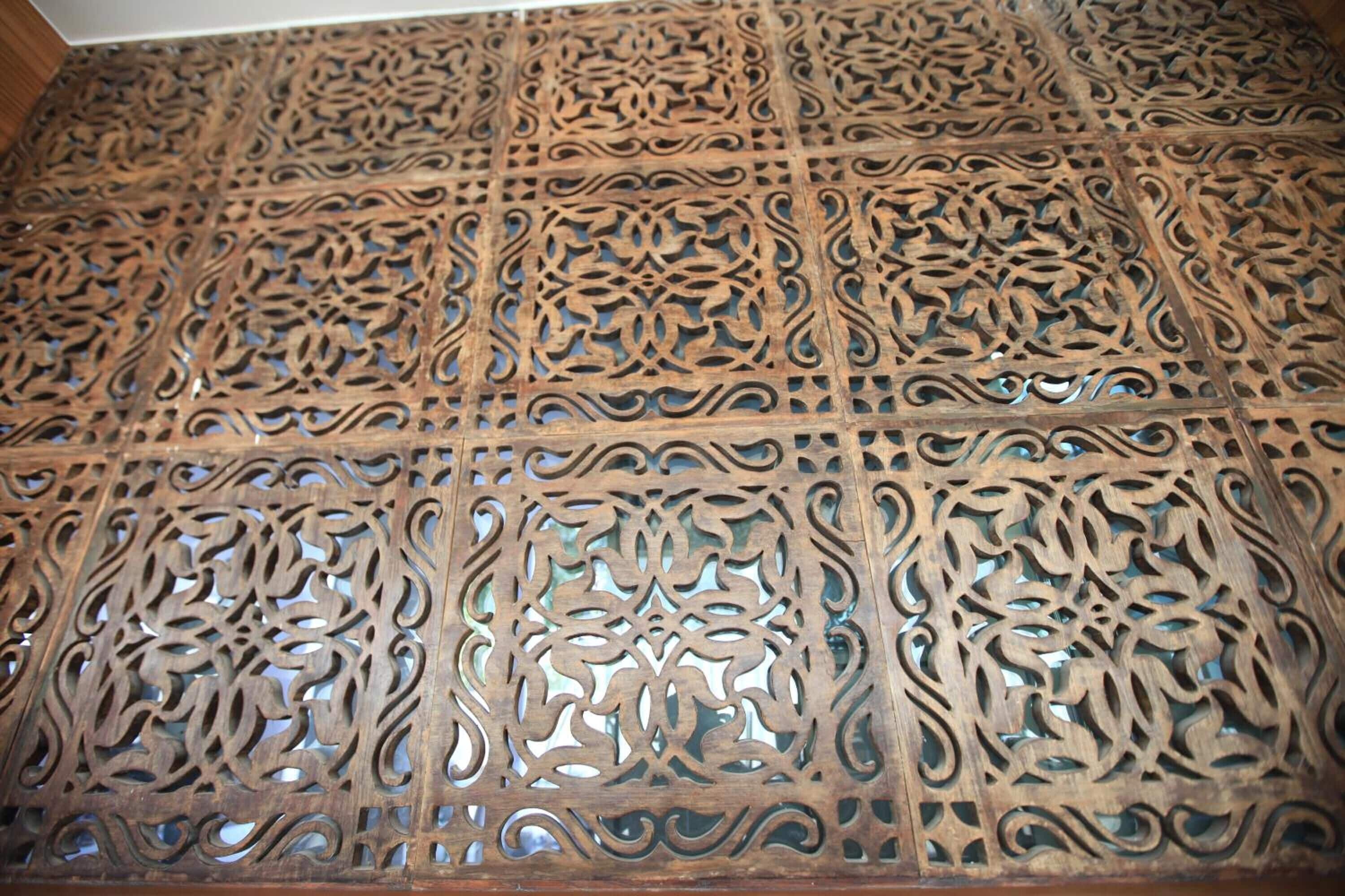 Un pannello di legno finemente intagliato, probabilmente elemento decorativo o architettonico di una stanza.