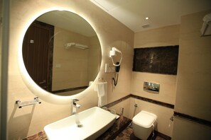 Shower, perlengkapan mandi gratis, pengering rambut, dan sandal