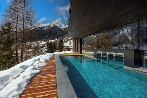 Piscina coperta, piscina all'aperto, ombrelloni da piscina, lettini