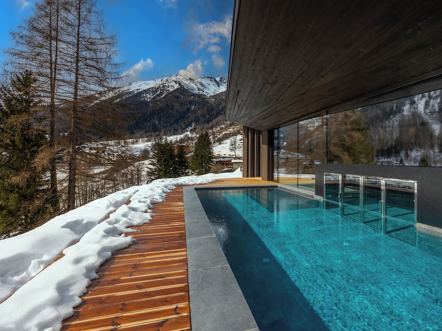 Innenpool, Außenpool, Sonnenschirme, Liegestühle