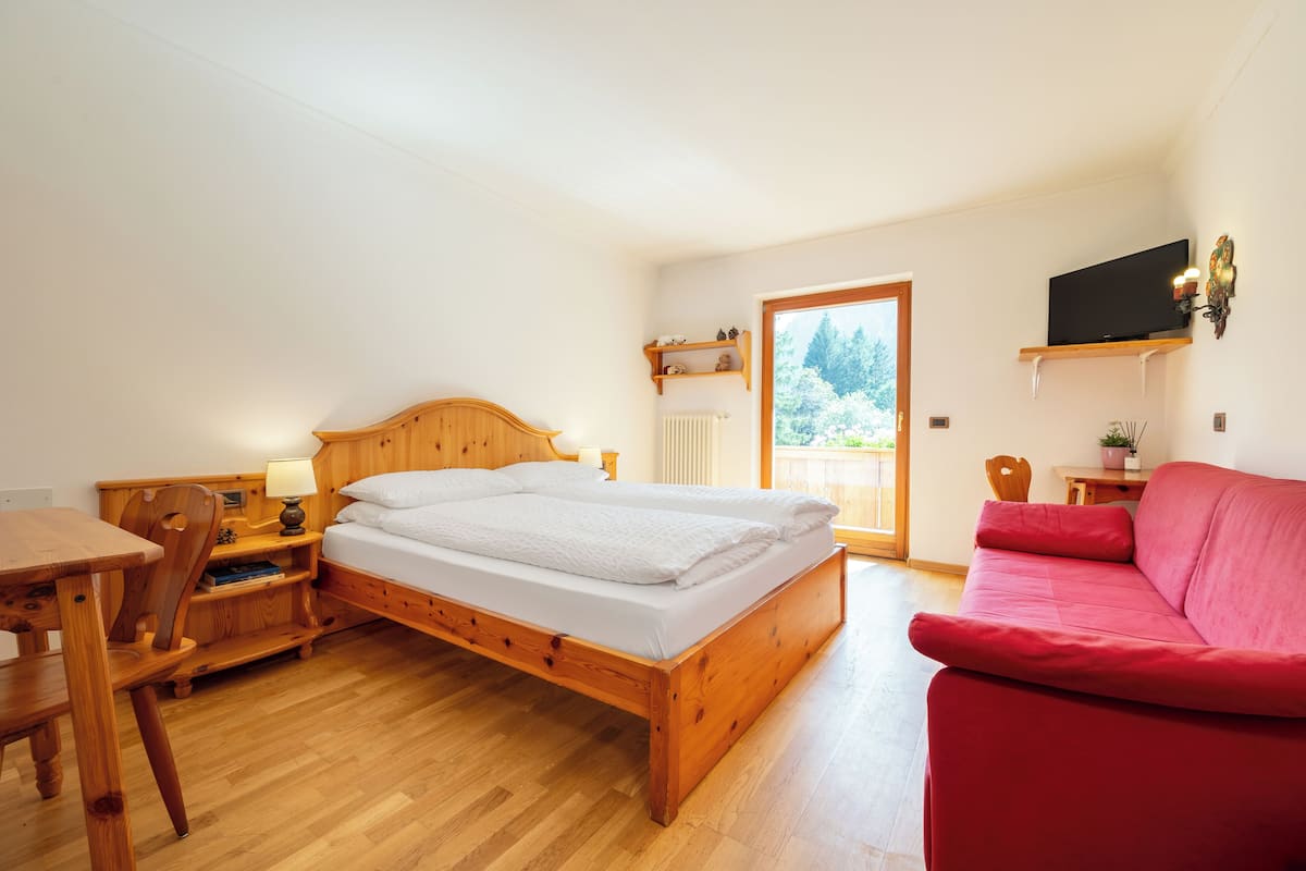 Comfort-Dreibettzimmer, Balkon, Bergblick (House Lisetta) | 1 Schlafzimmer, Daunenbettdecken, Zimmersafe, Verdunkelungsvorhänge