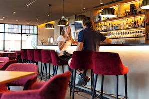 Bar en la azotea, con vista al jardín, abre todos los días 
