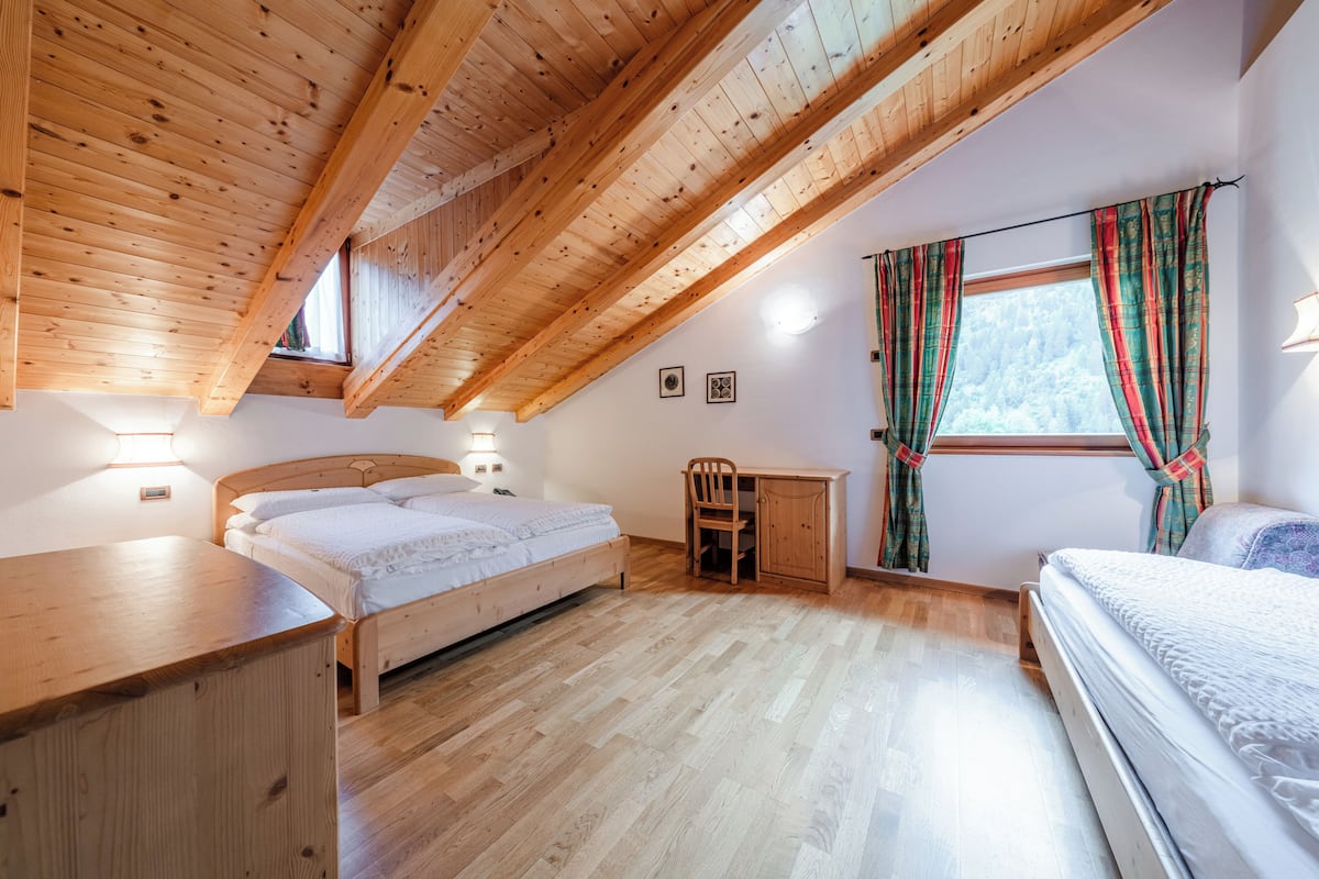 Classic-Dreibettzimmer, Bergblick (House Lisetta) | 1 Schlafzimmer, Daunenbettdecken, Zimmersafe, Verdunkelungsvorhänge