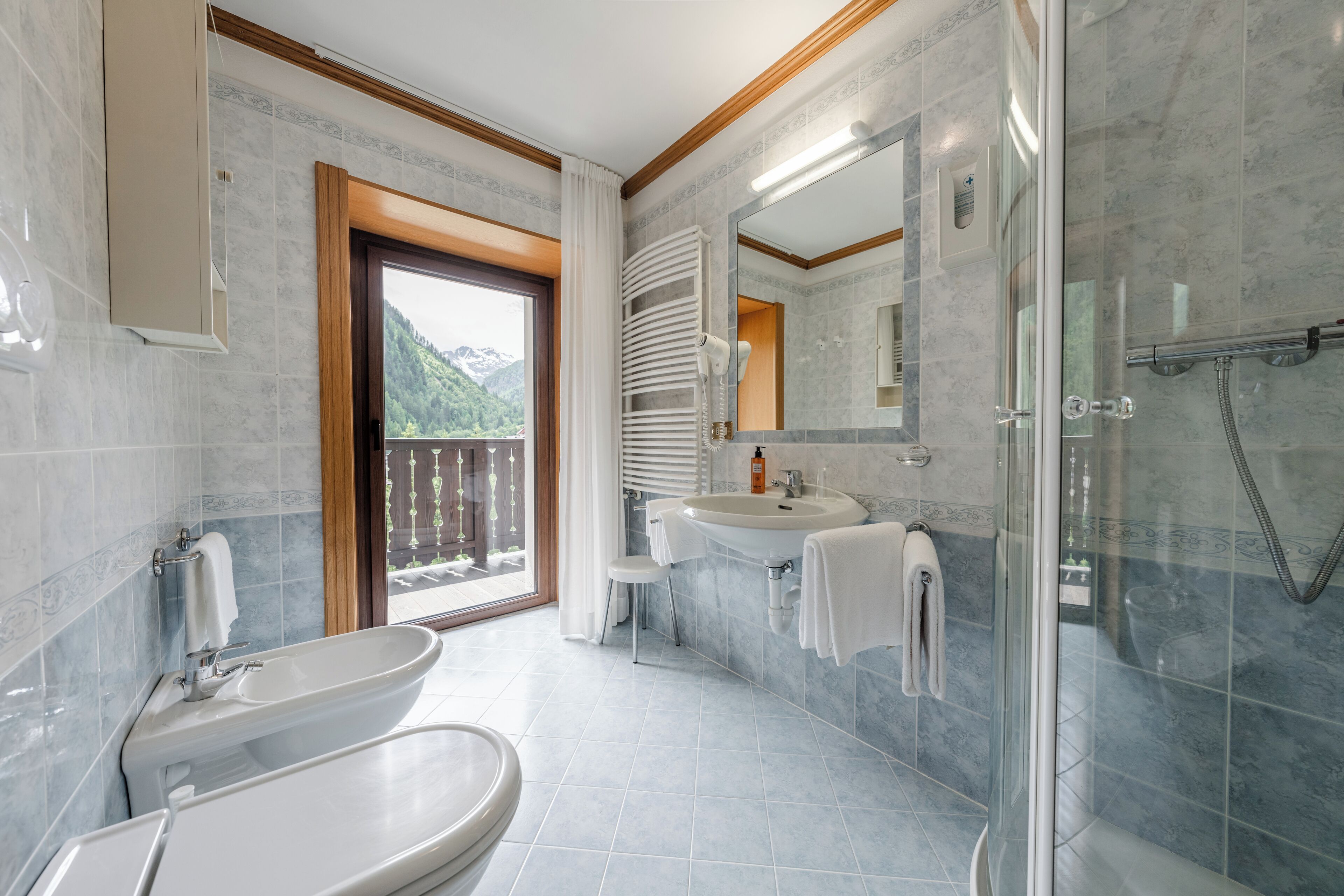 Comfort kamer, 1 twee- of 2 eenpersoonsbedden, balkon, uitzicht op bergen | Badkamer | Een haardroger, een bidet, handdoeken, zeep