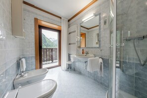 Habitación Confort con 1 cama doble o 2 individuales, balcón, vistas a la montaña | Baño | Secador de pelo, bidé, toallas y jabón