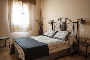 Soundproofing, iron/ironing board, rollaway beds, free WiFi - Apartamentos Rurales Azabal (Casar de Palomero)