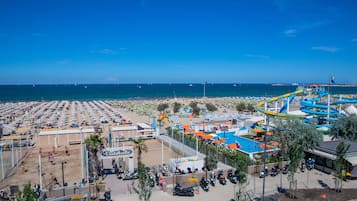 Sulla spiaggia, lettini da mare, ombrelloni