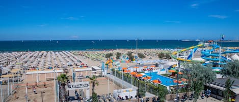Am Strand, Liegestühle, Sonnenschirme
