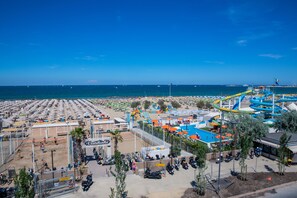 On the beach, sun loungers, beach umbrellas - Hotel Gabbiano (Rimini)
