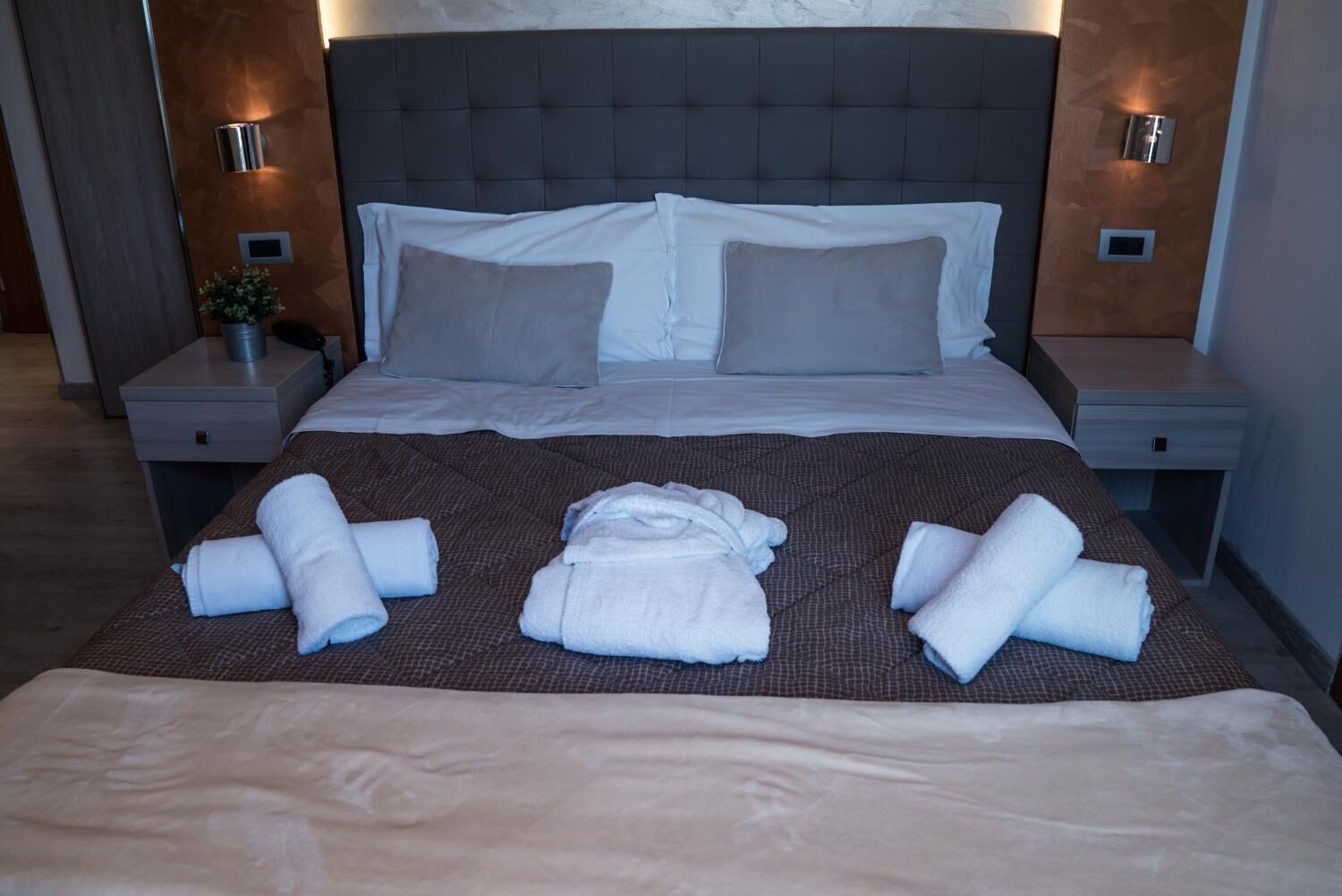Biancheria da letto di alta qualità, copriletto in piuma, minibar